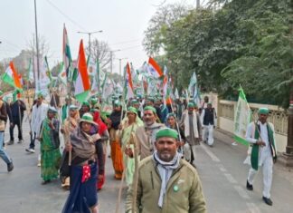 झांसी में किसानों को क्यों निकलना पड़ा पैदल मार्च