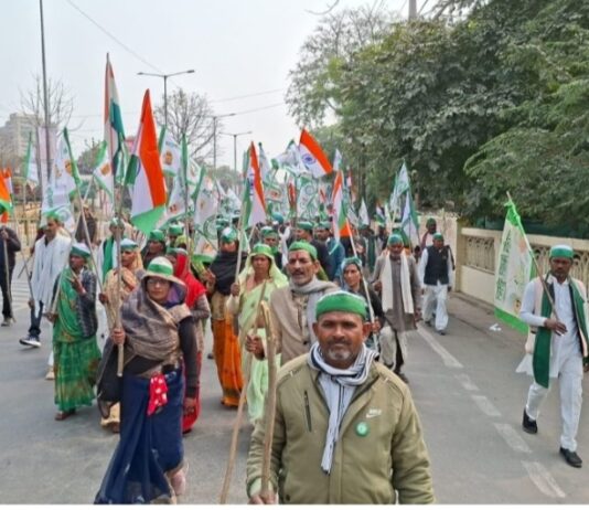 झांसी में किसानों को क्यों निकलना पड़ा पैदल मार्च