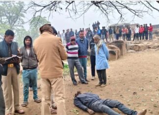 चिरौल के पेड़ से लटका मिला शव