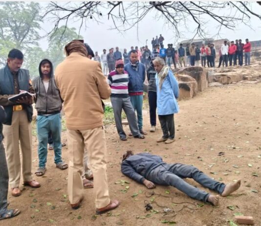 चिरौल के पेड़ से लटका मिला शव