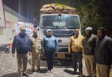 #Jhansi ट्रक में छिपे कंटेनर को काट कर 30 लाख रुपए की विदेशी मदिरा की खेप बरामद