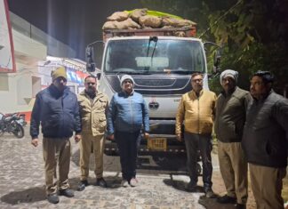 #Jhansi ट्रक में छिपे कंटेनर को काट कर 30 लाख रुपए की विदेशी मदिरा की खेप बरामद