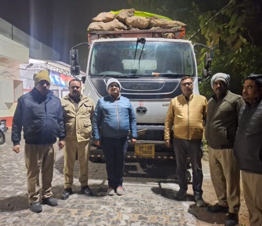 #Jhansi ट्रक में छिपे कंटेनर को काट कर 30 लाख रुपए की विदेशी मदिरा की खेप बरामद