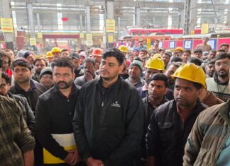 #Jhansi #A C Loko शेड में ऐसा क्या हुआ कि मची अफरातफरी, जम कर हुआ प्रदर्शन