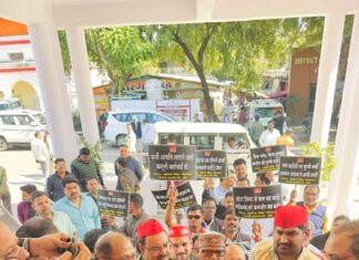 सपाईयों ने चुनाव आयोग के खिलाफ जमकर किया प्रदर्शन