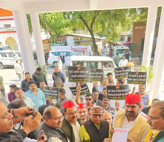सपाईयों ने चुनाव आयोग के खिलाफ जमकर किया प्रदर्शन