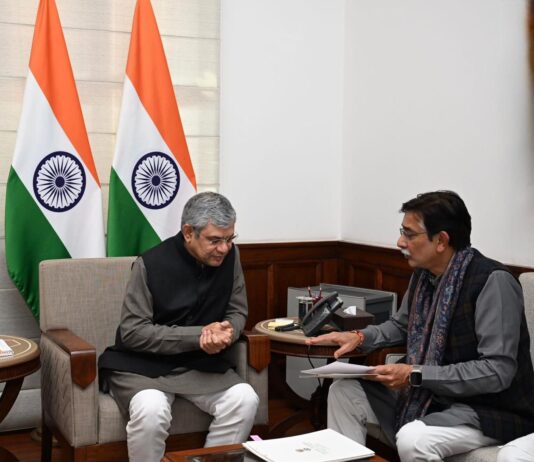 सांसद अनुराग शर्मा ने रेल मंत्री अश्विनी वैष्णव से झाँसी-ललितपुर की रेल परियोजनाओं को गति देने का किया आग्रह