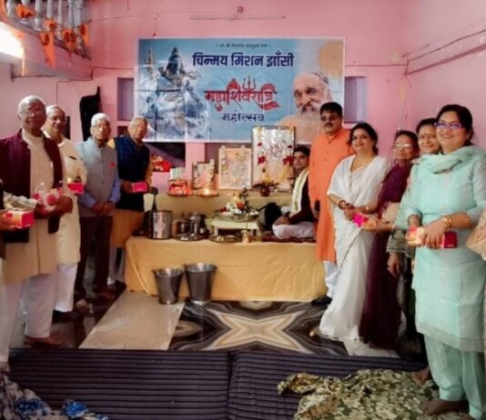 चिन्मय मिशन ने महाशिवरात्रि पर किया भगवान शिव अभिषेक