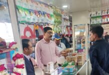 सीसीएम द्वारा झांसी स्टेशन पर खानपान व यात्री सेवाओं का निरीक्षण