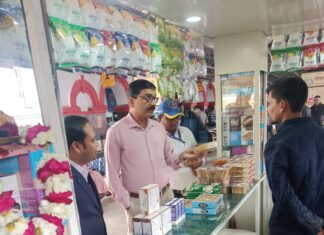 सीसीएम द्वारा झांसी स्टेशन पर खानपान व यात्री सेवाओं का निरीक्षण