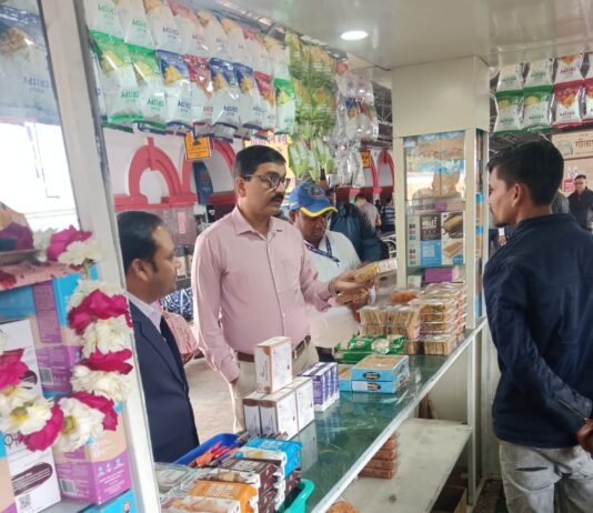 सीसीएम द्वारा झांसी स्टेशन पर खानपान व यात्री सेवाओं का निरीक्षण