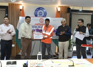 सतकर्ता पूर्वक उत्कृष्ट कार्य हेतु झांसी मंडल के दो कर्मचारियों कों संरक्षा पुरस्कार