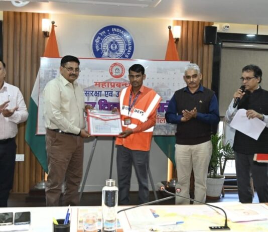 सतकर्ता पूर्वक उत्कृष्ट कार्य हेतु झांसी मंडल के दो कर्मचारियों कों संरक्षा पुरस्कार