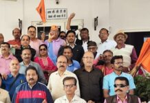 #Jhansi भारतीय मजदूर संघ ने प्रदर्शन कर ज्ञापन सौंपा