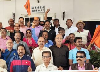 #Jhansi भारतीय मजदूर संघ ने प्रदर्शन कर ज्ञापन सौंपा