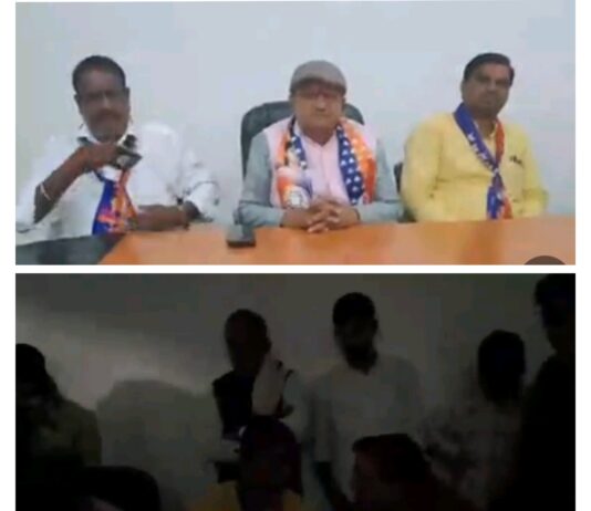 सर्किट हाउस में अपना दल एस की बैठक में काटी लाइट, अंधेरा