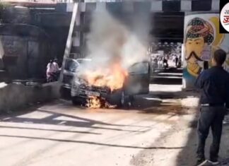 #Jhansi चलती कार धू-धू कर जली, अफरातफरी मची