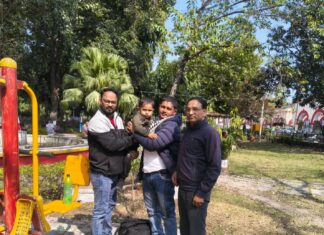 रेल कर्मियों की सतर्कता से बिछुड़े बालक को परिजनों से मिलाया गया