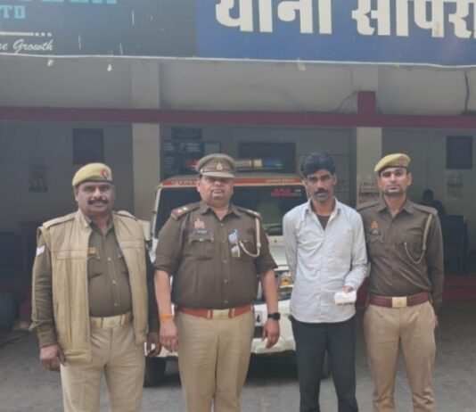 दादी के पैर छूकर सोने का टाप्स रफूचक्कर टप्पेबाज पुलिस के हत्थे चढ़ा