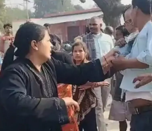 पत्नी ने बुर्का में जासूसी कर शिक्षक पति को रंगरेलियां मनाते पकड़ा, धुनाई