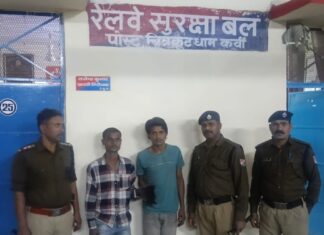 चलती ट्रेन से मोबाइल फोन छीन कर कूदे दो बदमाशों को दबोचा