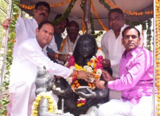 कर्मा चौक पर भक्त शिरोमणि मां कर्मा देवी को भक्ति भाव से किया नमन, खिचड़ी वितरण