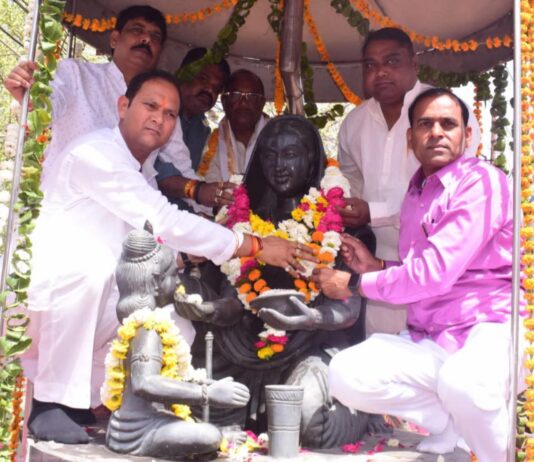 कर्मा चौक पर भक्त शिरोमणि मां कर्मा देवी को भक्ति भाव से किया नमन, खिचड़ी वितरण