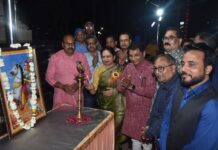 “फागुन की फुहारें” में ठहाकों की गूंज