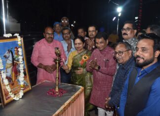 “फागुन की फुहारें” में ठहाकों की गूंज