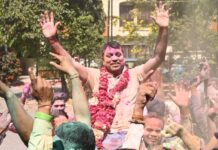 रंगों की फुहार, ढोल-नगाड़ों के बीच झूमे विधायक बबीना राजीव सिंह पारीछा