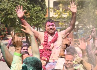 रंगों की फुहार, ढोल-नगाड़ों के बीच झूमे विधायक बबीना राजीव सिंह पारीछा