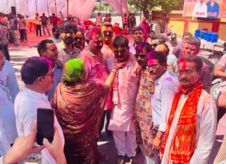 विधायक रवि शर्मा ने कार्यकर्ताओं व समर्थकों के साथ बिखेरे होली के इंद्रधनुषी रंग
