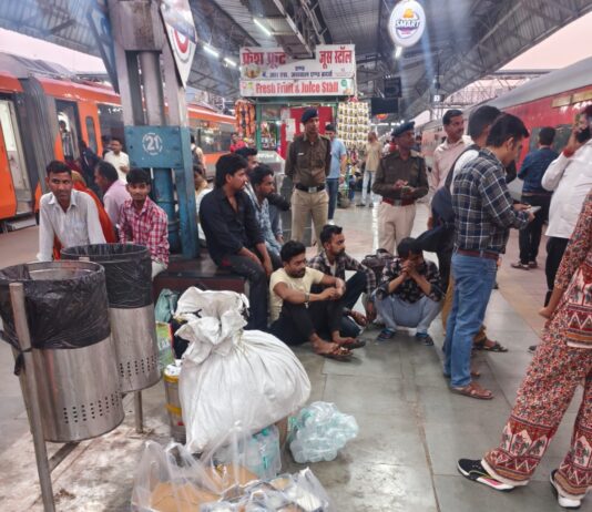 ट्रेन साइड वेंडिंग की आड़ में अवैध वैंडर्स गिरोह सक्रिय, 6 पकड़े