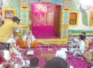 कुंजबिहारी मंदिर में खेली रंग बिरंगी फूलों की होली, उमड़ा भक्तों का सैलाव