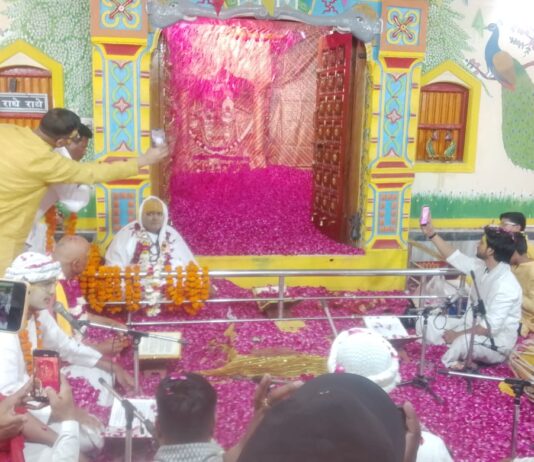 कुंजबिहारी मंदिर में खेली रंग बिरंगी फूलों की होली, उमड़ा भक्तों का सैलाव