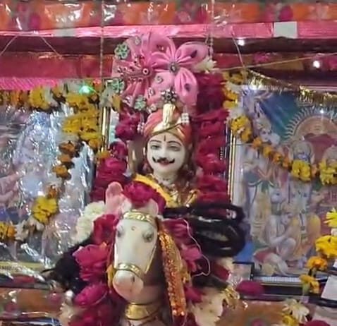 फूलों की होली और फाग गीतों से गूंजा हीरामन धाम