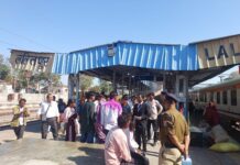 चैकिंग से बचने राजधानी एक्सप्रेस के शौचालय में 405 किमी बिना टिकट यात्रा, झांसी में पकड़ा