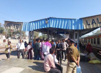 चैकिंग से बचने राजधानी एक्सप्रेस के शौचालय में 405 किमी बिना टिकट यात्रा, झांसी में पकड़ा