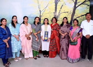 यूपीएससी में 914 रैंक प्राप्त आयुषी व महिला रेलकर्मी सम्मानित