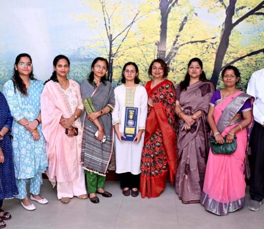 यूपीएससी में 914 रैंक प्राप्त आयुषी व महिला रेलकर्मी सम्मानित