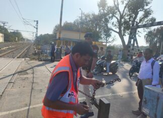 चिरगांव स्टेशन एवं लेवल क्रॉसिंग गेट 135 का निरीक्षण कर संरक्षा व्यवस्थाओं का लिया जायजा