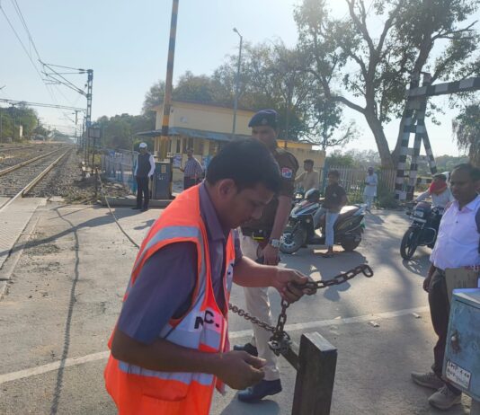 चिरगांव स्टेशन एवं लेवल क्रॉसिंग गेट 135 का निरीक्षण कर संरक्षा व्यवस्थाओं का लिया जायजा