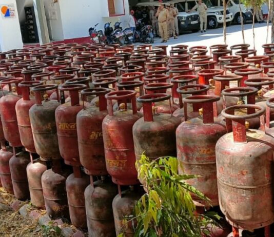 अफवाहों पर ध्यान न दें, एलपीजी/पेट्रोल की पर्याप्त उपलब्धता, जमाखोरों पर कार्रवाई