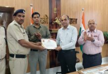 महिला यात्री की जान बचाने वाले आरपीएफ जवान को “एम्प्लॉयी ऑफ द मंथ” सम्मान