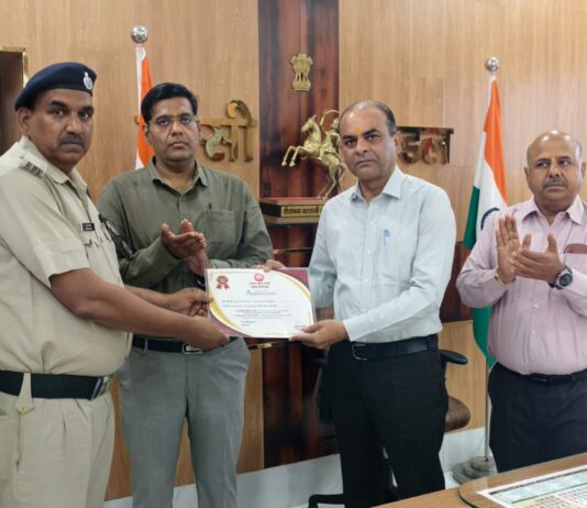 महिला यात्री की जान बचाने वाले आरपीएफ जवान को “एम्प्लॉयी ऑफ द मंथ” सम्मान