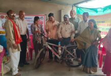 दो कन्या के विवाह हेतु धनराशि व एक को साइकिल समर्पित