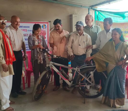 दो कन्या के विवाह हेतु धनराशि व एक को साइकिल समर्पित