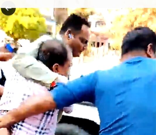 फैमली प्लानिंग व लॉजिस्टिक मैनेजर, NRHM दो लाख की रिश्वत लेते रंगे हाथों पकड़ा गया