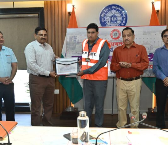 जिम्मेदारी और सजगता की मिसाल: अजय कुमार व पियूष खन्ना हुए सम्मानित