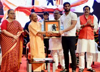 झांसी मंडल में SrCCTC अंतर्राष्ट्रीय पहलवान जोंटी कुमार ‘लक्ष्मण पुरस्कार’ से सम्मानित